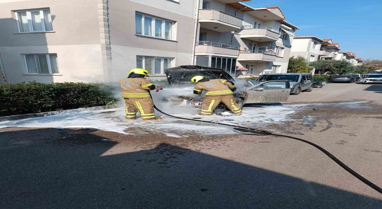 Gönende park halindeki araç alev aldı