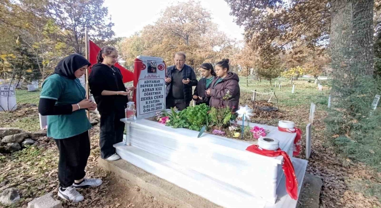 Gördesli öğrenciler şehit öğretmenleri unutmadı