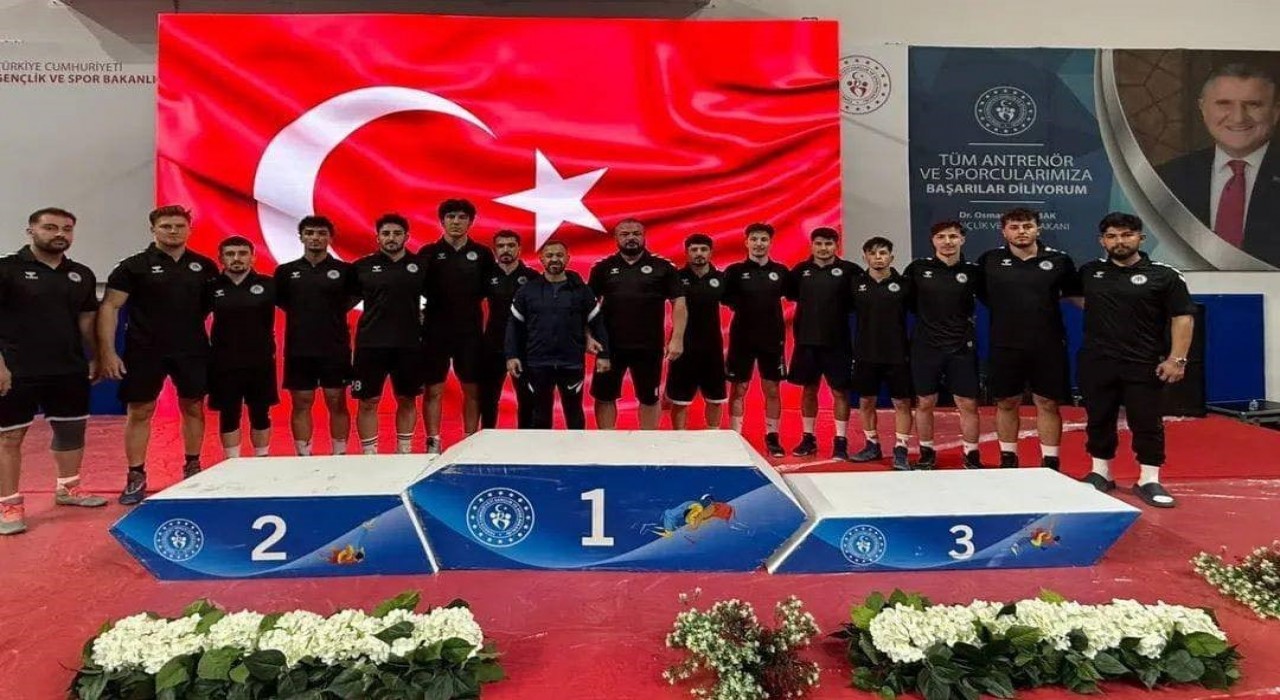 Grekoromen güreşte Erzincan ekibi yarı finale çıktı