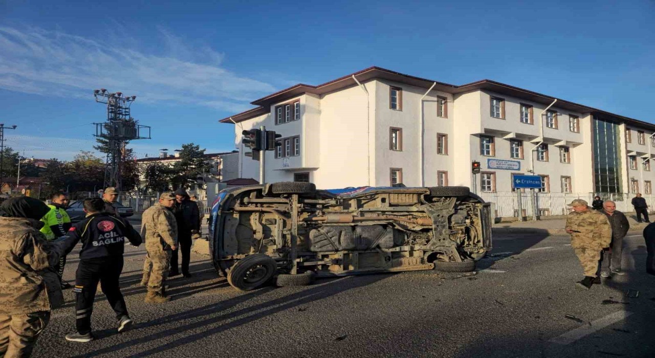 Gümüşhanede belediye makam aracı ile jandarma minibüsü çarpıştı: 2 asker yaralandı