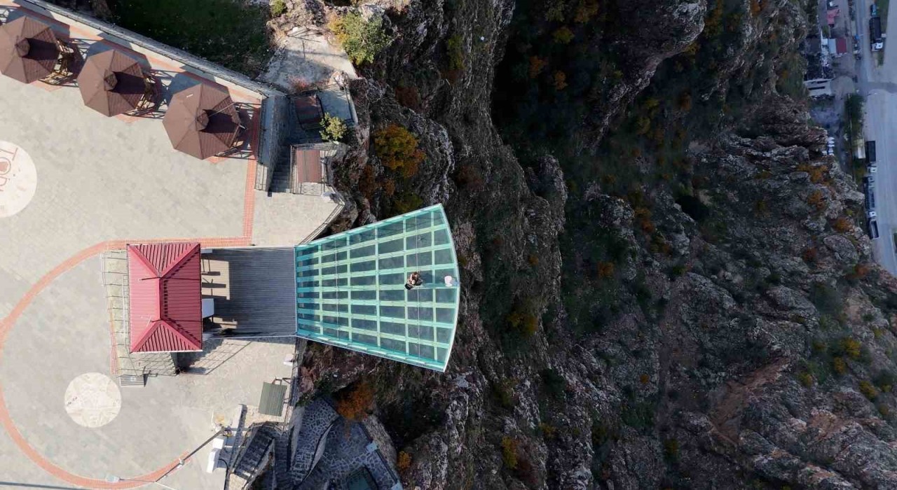 Gümüşhaneli müzisyenden tarihi mekanlarda viyolonsel ile eşsiz performans