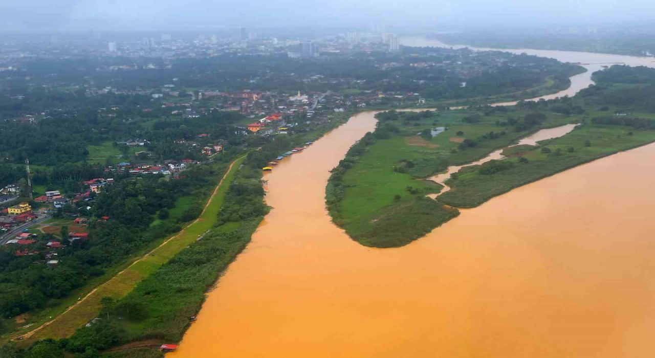 Güney Asyadaki sel ve toprak kaymalarında ölü sayısı 295e yükseldi