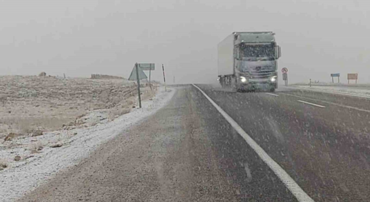 Güründe kar yağışı etkili oldu, görüş mesafesi yer yer 50 metreye düştü