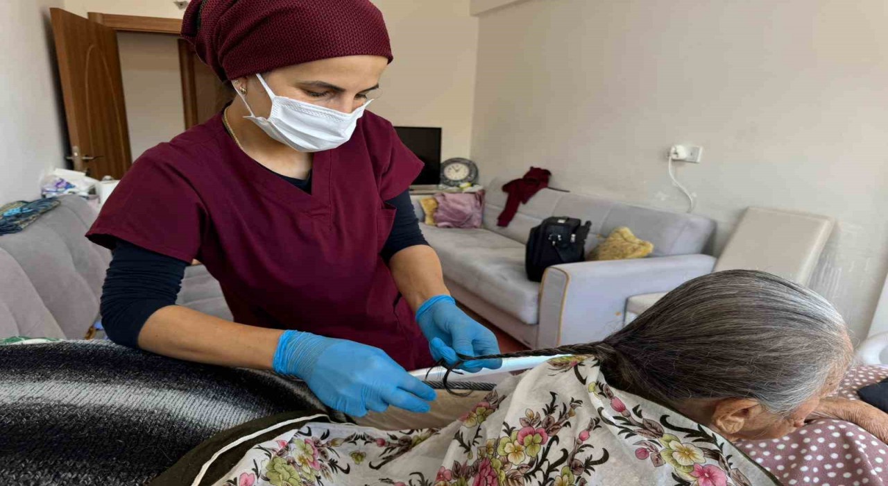Hacılarda evde bakım hizmeti gönüllere dokunuyor
