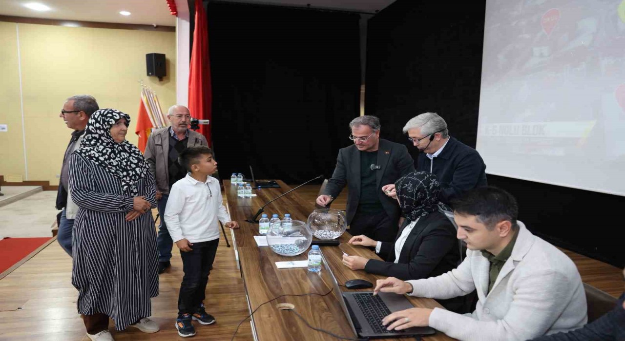 Hacılarda merakla beklenen konut kura çekimi yapıldı