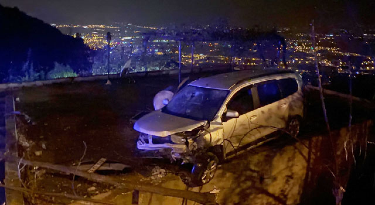 Hafif Ticari Araç Ev Damına Düştü: 4 Yaralı