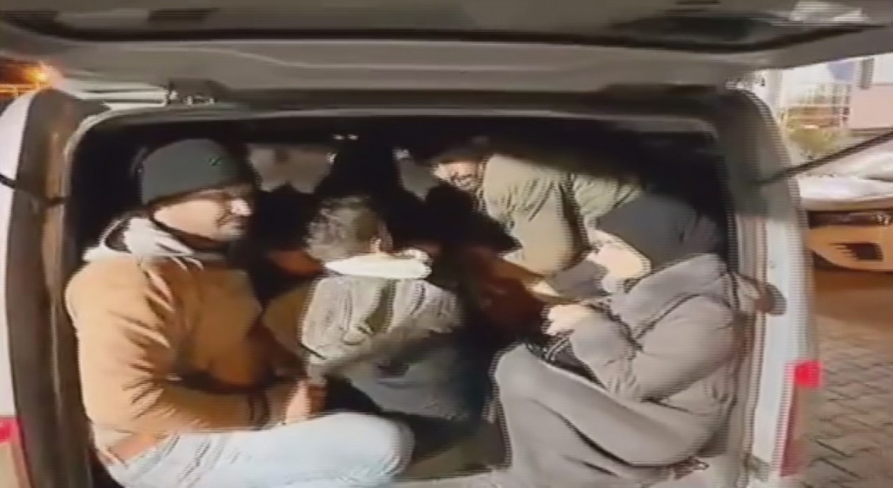 Hafif ticari araca tıka basa doldurulan  13 göçmen yakalandı