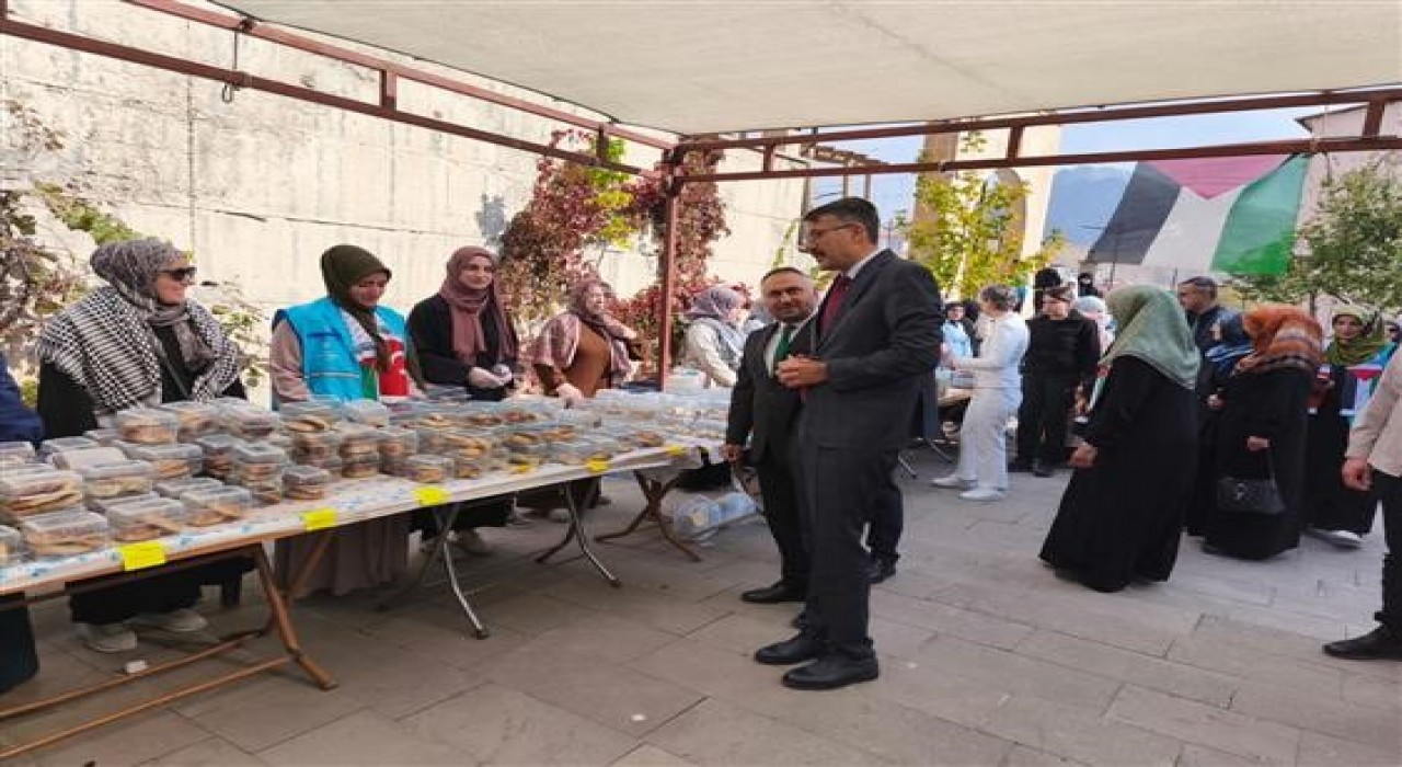 Hakkaride Gazze yararına hayır çarşısı kuruldu