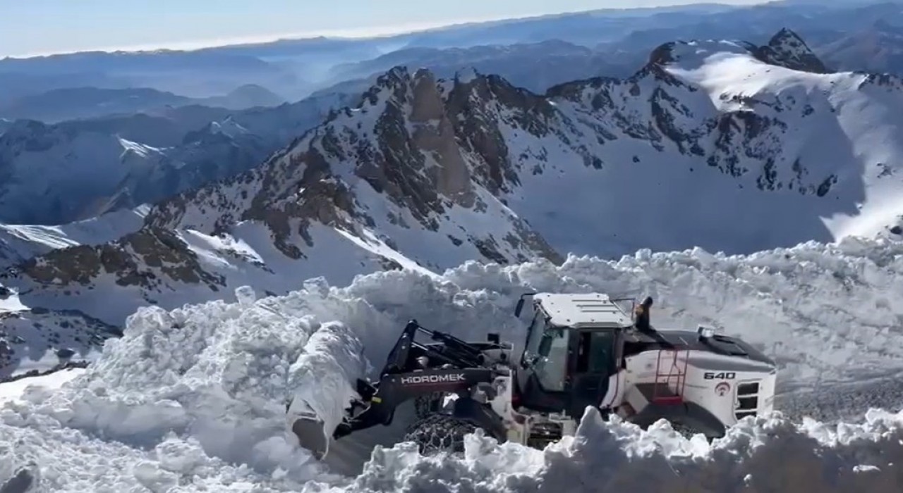 Hakkaride karla mücadele çalışmaları aralıksız sürüyor