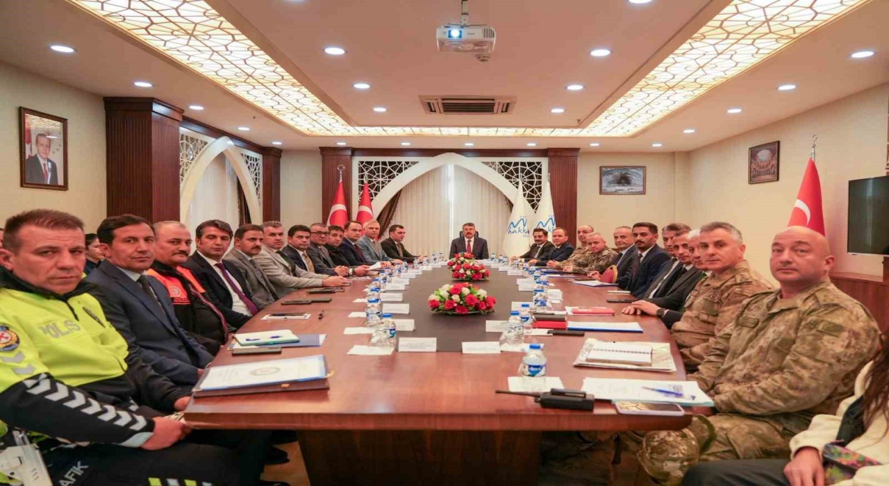 Hakkaride karla mücadele değerlendirme toplantısı yapıldı