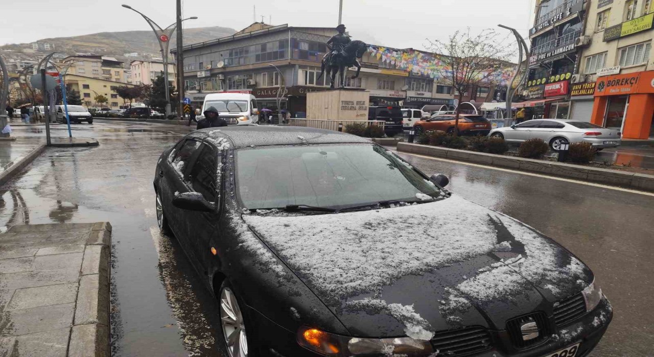 Hakkaride merkezde yağmur, yüksek kesimlerde kar etkili oldu
