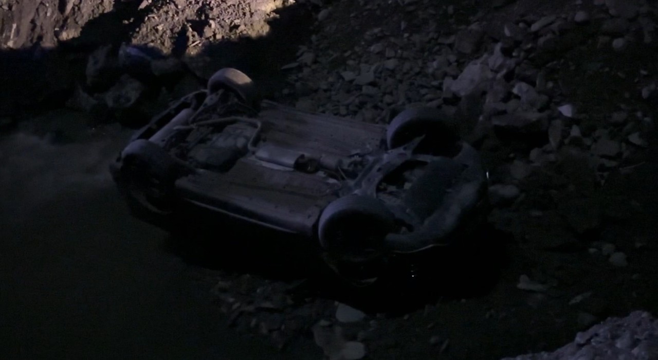 Hakkaride otomobil dereye uçtu: 2 yaralı