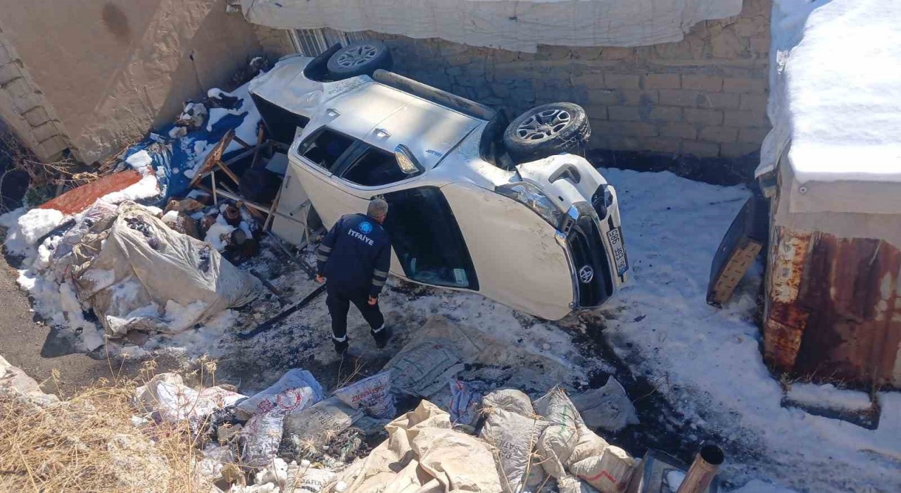 Hakkaride VEDAŞ personelini taşıyan kamyonet şarampole yuvarlandı