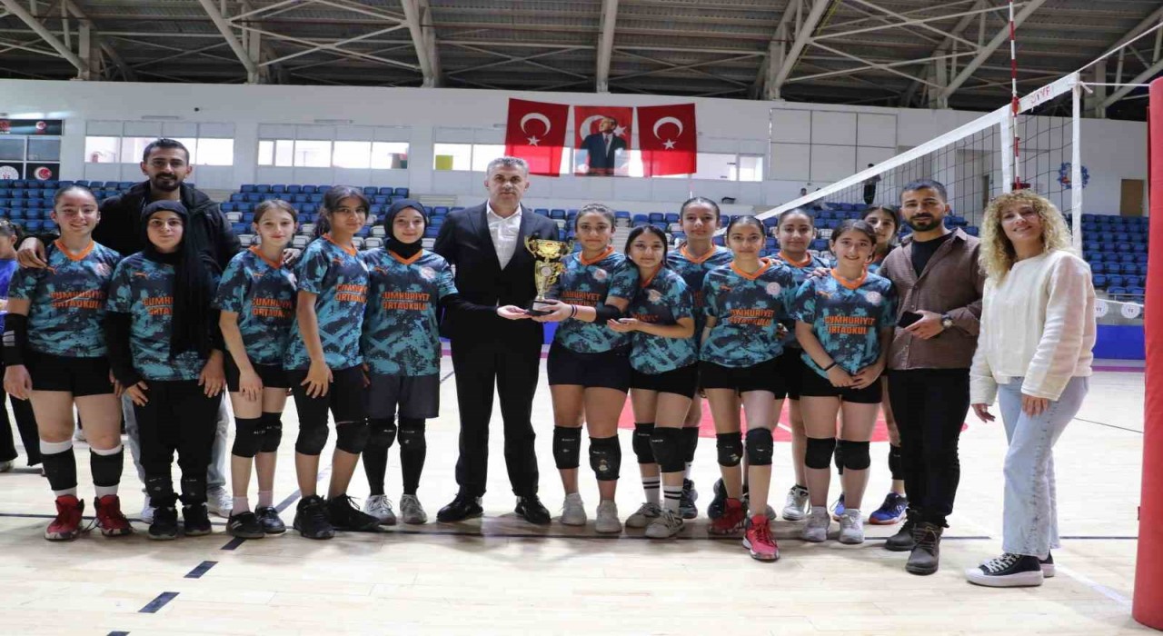 Hakkaride Yıldız Kızlar Voleybol İl Birinciliği sona erdi