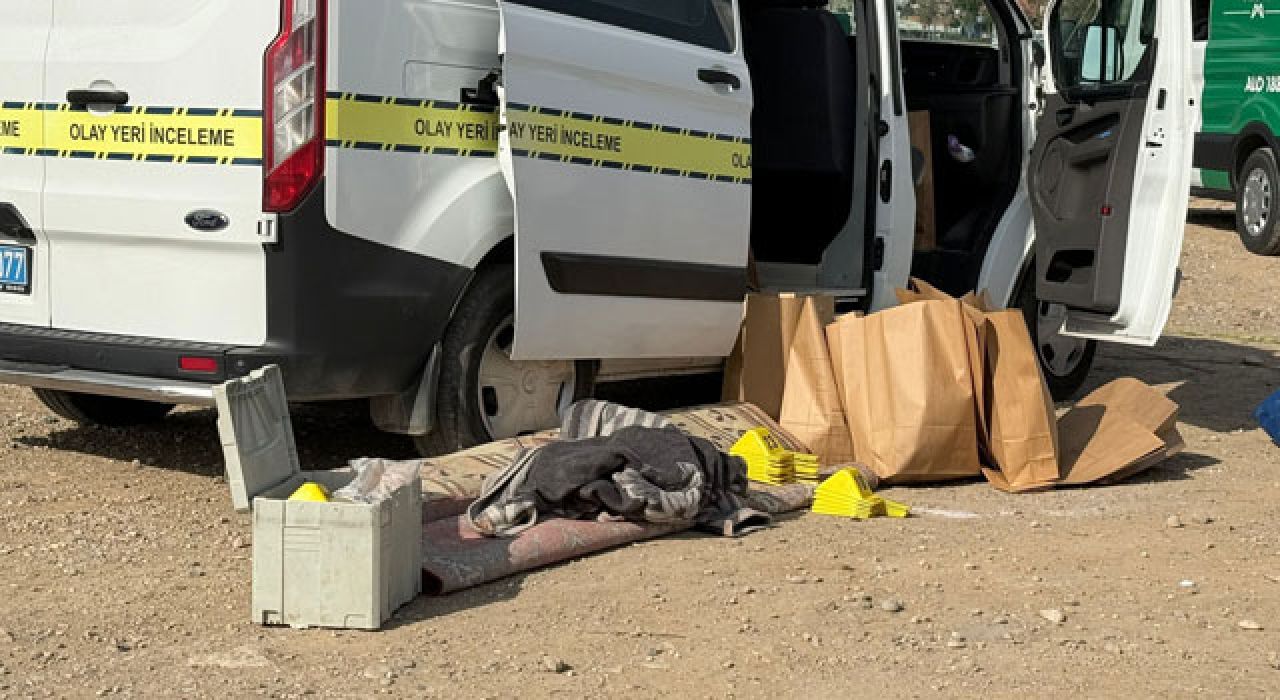 Halıya Sarılı Çekyatın İçinden Bıçaklanarak Öldürülmüş Ceset Çıktı