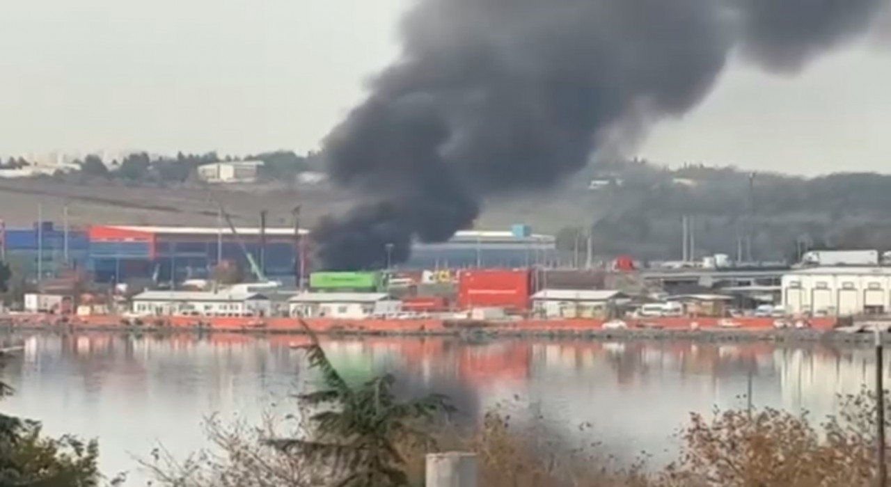 Halkalı Gümrüğünde konteyner alev alev yandı