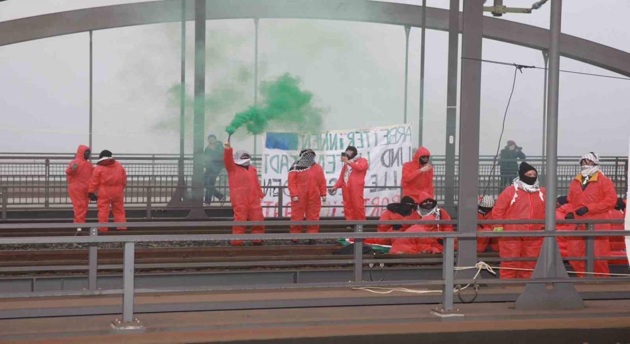 Hamburg limanını kapatan göstericiler, İsraile silah ihracatının durdurulması çağrısı yaptı