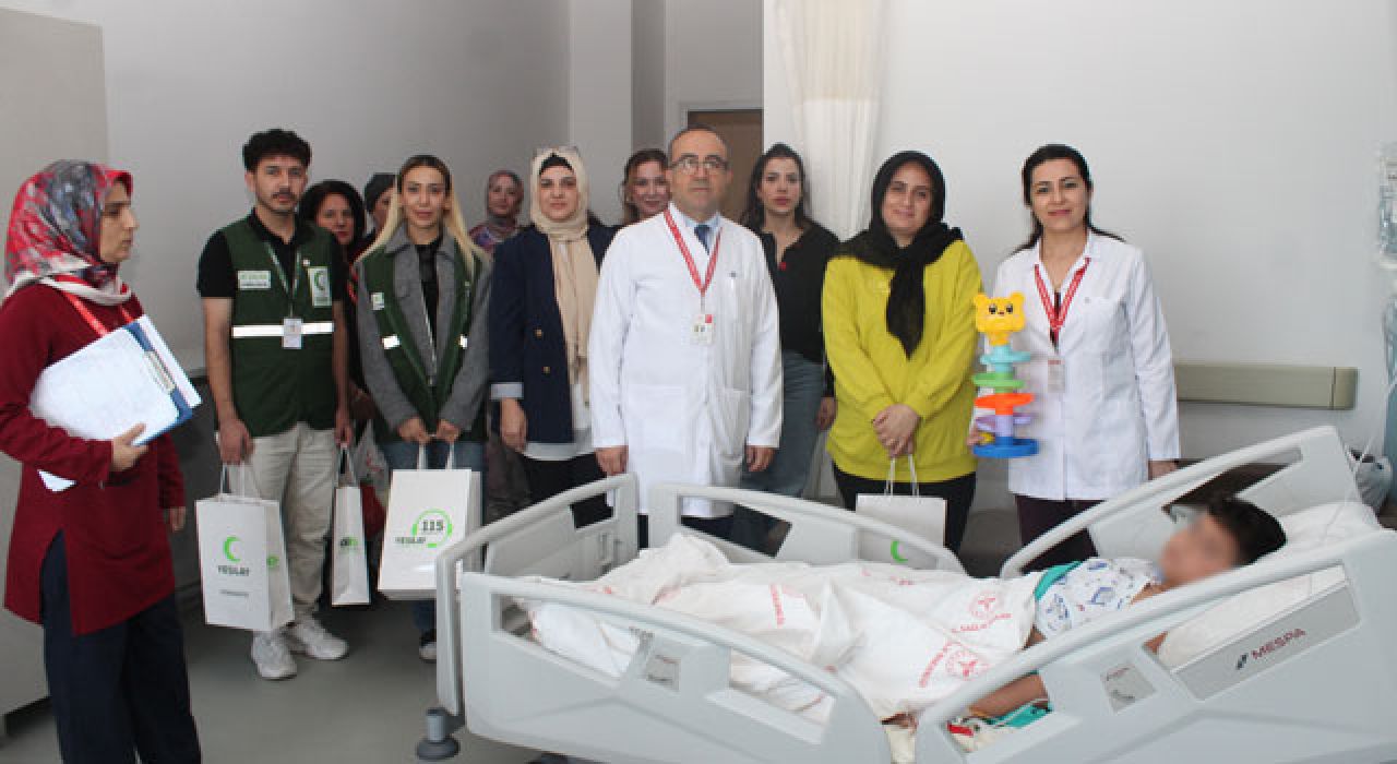 Hastane, Çocuk Günü’nde Minikleri Hediyelerle Sevindirdi