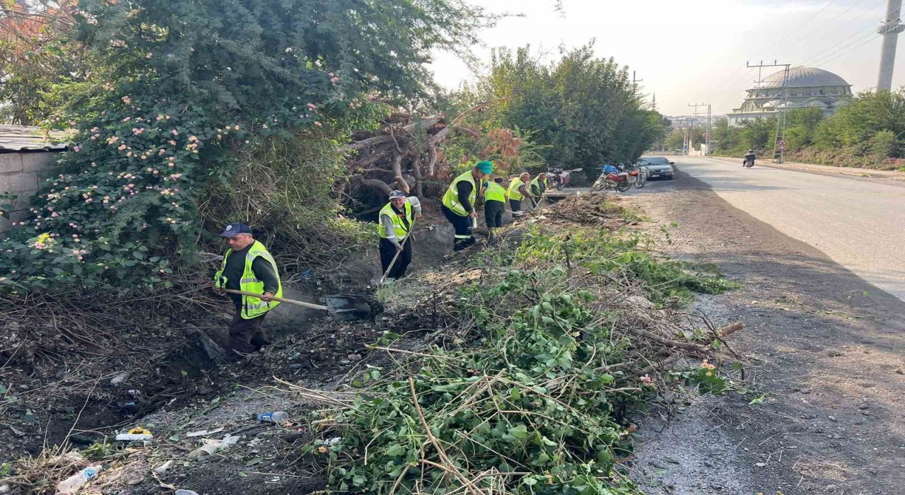 Hatayda 66 kilometrelik yağmur suyu ve ızgara temizliğinden toplamda 53 kamyon katı atık çıktı