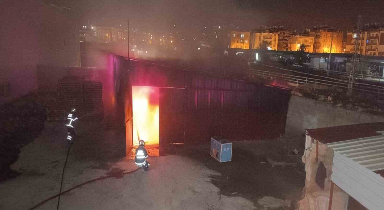 Hatayda depo alevlere teslim oldu