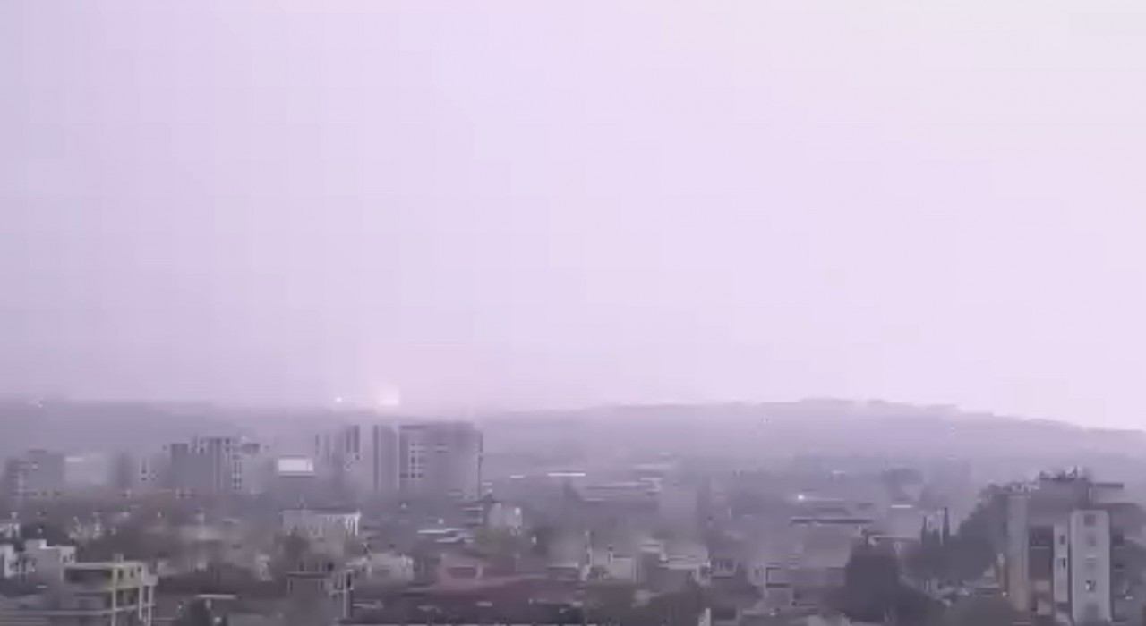 Hatayda yıldırımın düşme anı kameraya yansıdı