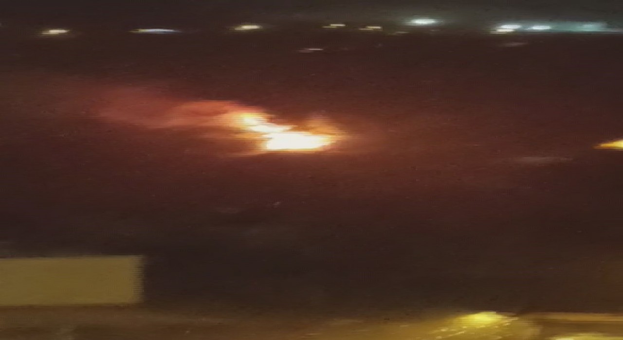 Hatayda yıldırımın düştüğü ağaçlık alanda yangın çıktı