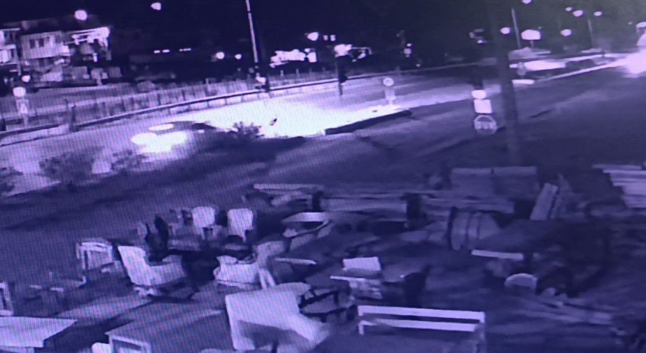 Havalanan otomobil hafif ticari araca çarptı