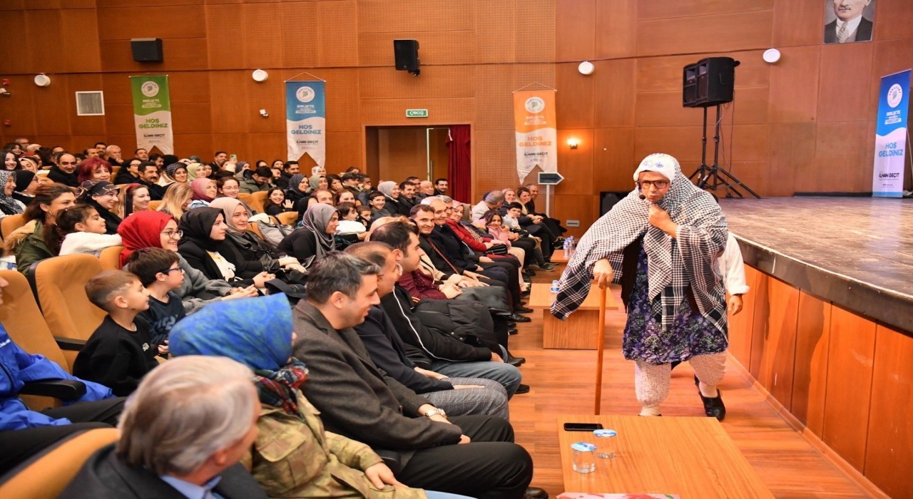 Havlucu Memed Anlatıyor tiyatro gösterisi yoğun ilgi gördü