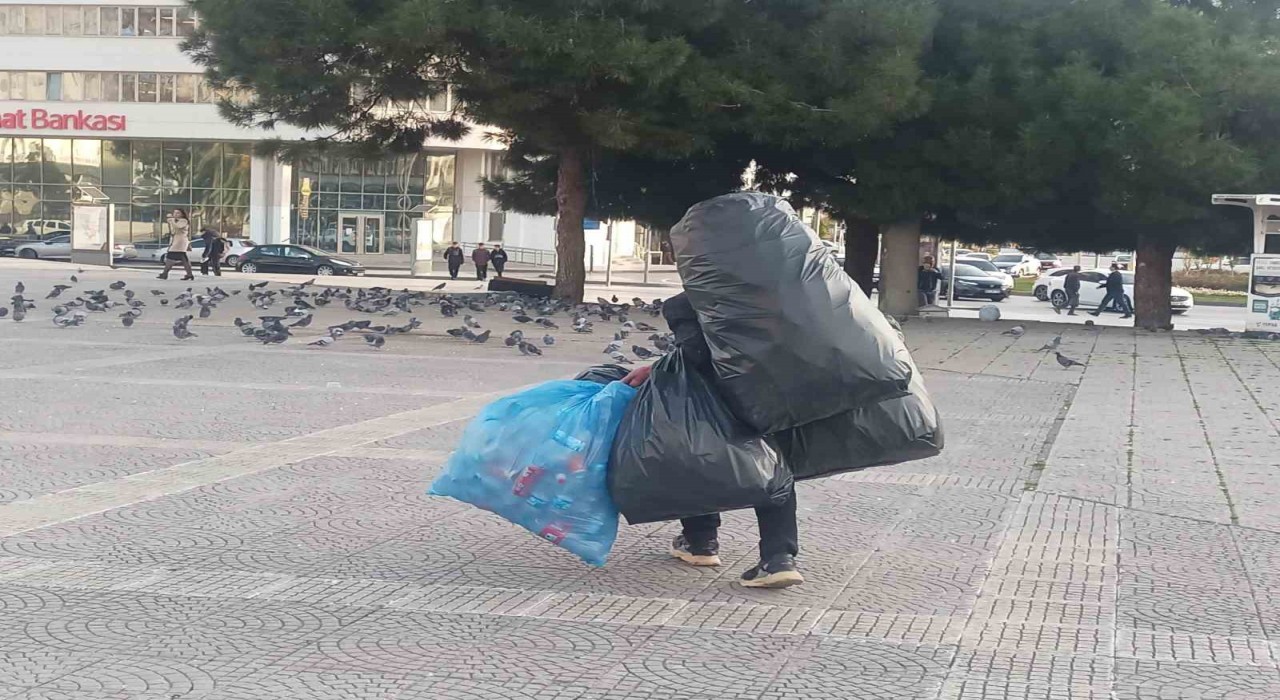 Hayatın yükünü sırtında taşıyor
