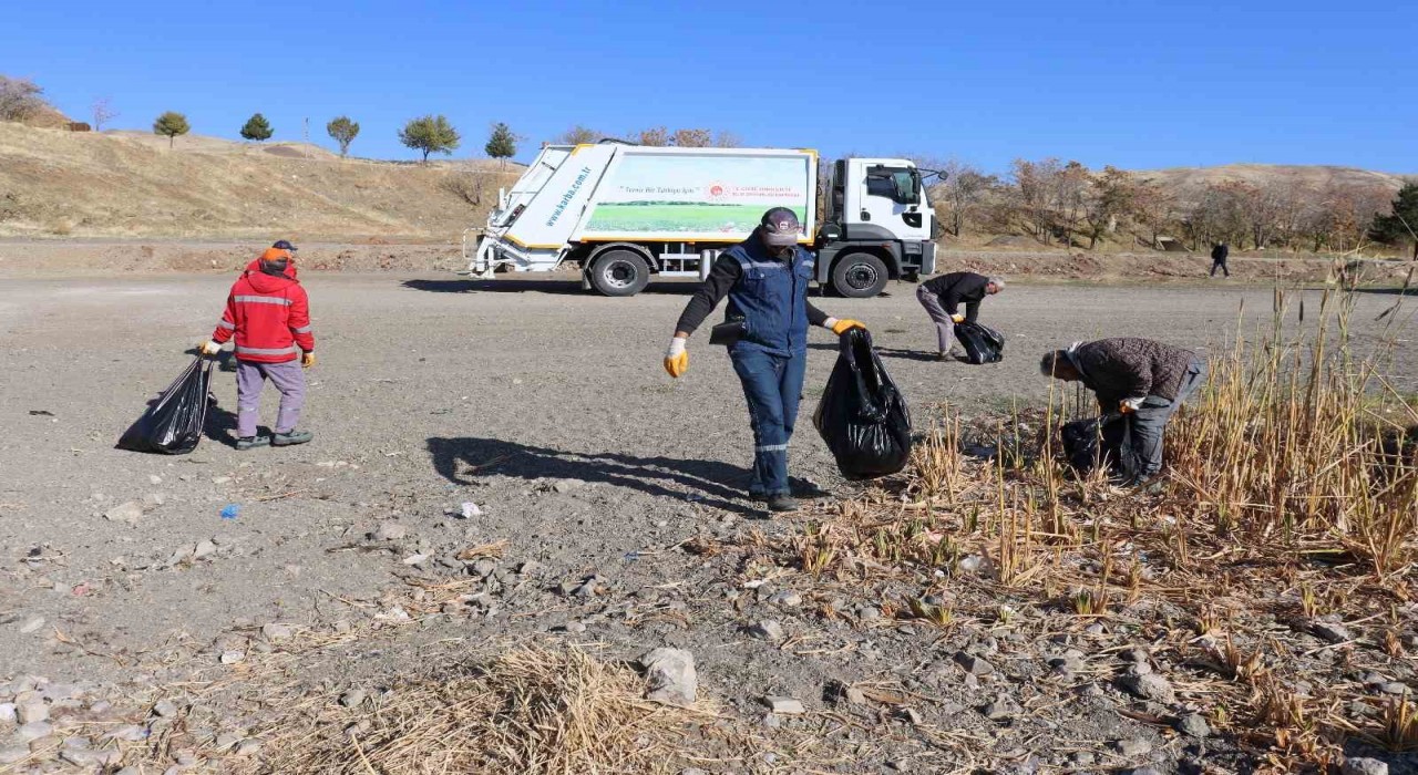 Hazar Gölünde temizlik çalışması