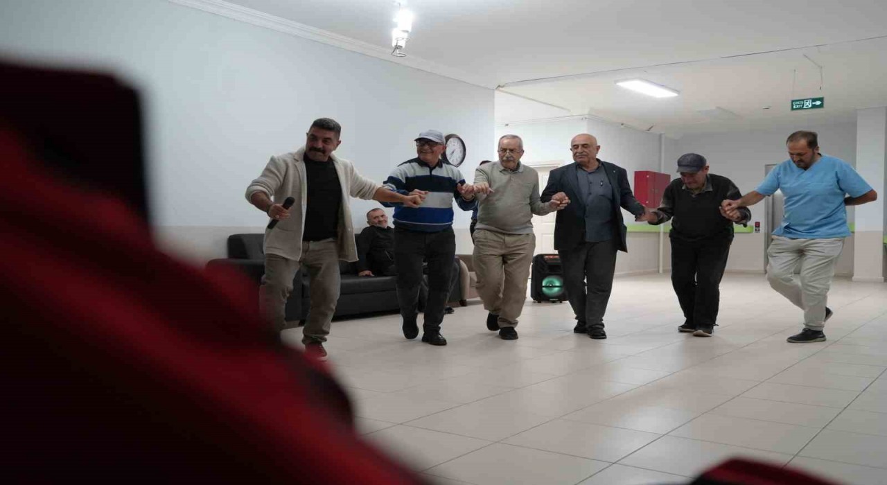 Hem kaynaştılar hem eğlendiler: Huzurevi sakinleri Bayburtta keyifli bir gün geçirdi