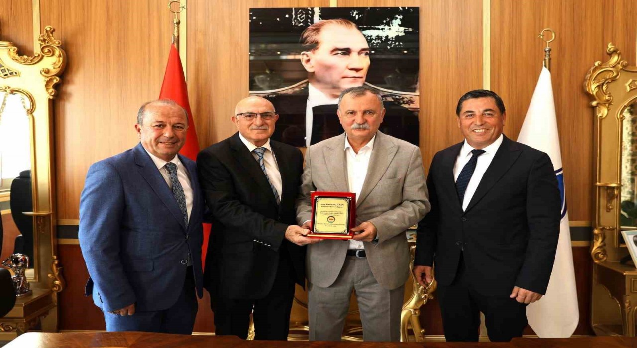 Hemşehri Derneklerinden Başkan Balabana anlamlı plaket