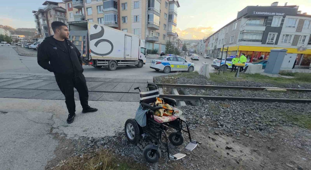 Hemzemin geçitte akülü aracı devrilen engelli vatandaş yaralandı