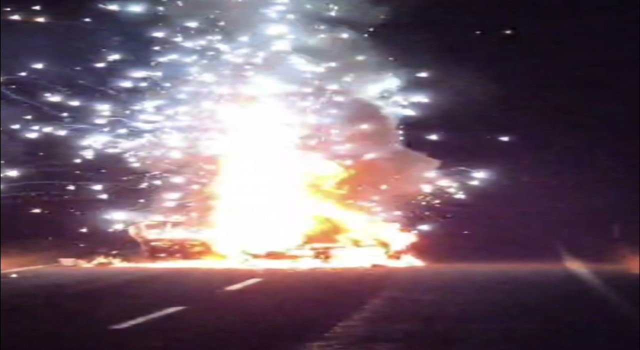 Hilvanda alev alan otomobil bomba gibi patladı
