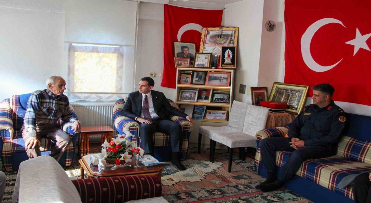 Hisarcık Kaymakamı Erkan Atamdan, şehit mezarına ve ailesine ziyaret