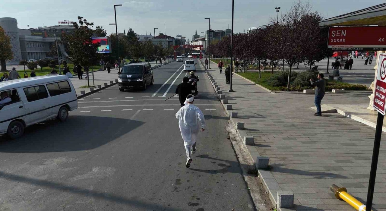 Hızlı giden motosikleti kazalara dikkat çekmek için kovaladılar