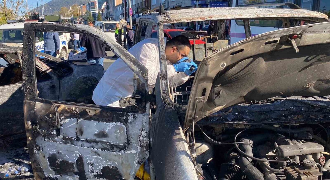 Hopada minibüs yangını korkuttu