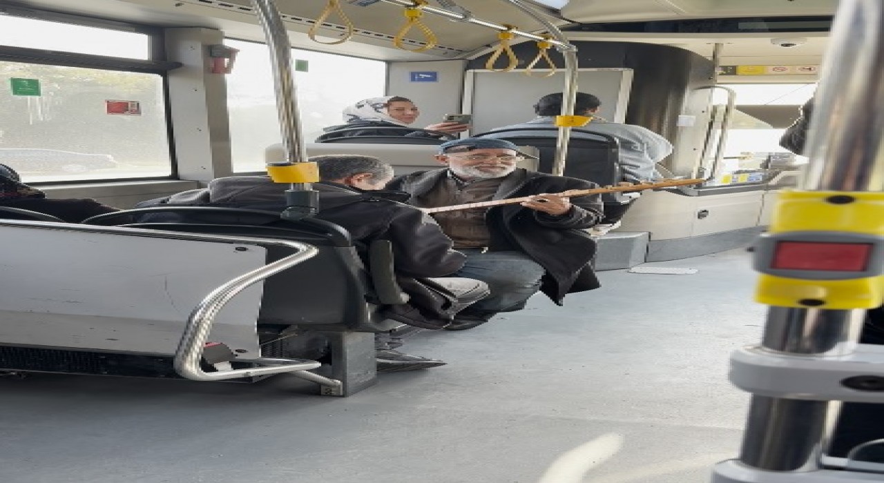 İETT otobüsünde türkü molası: Yolcular hem şaşırdı hem keyif aldı