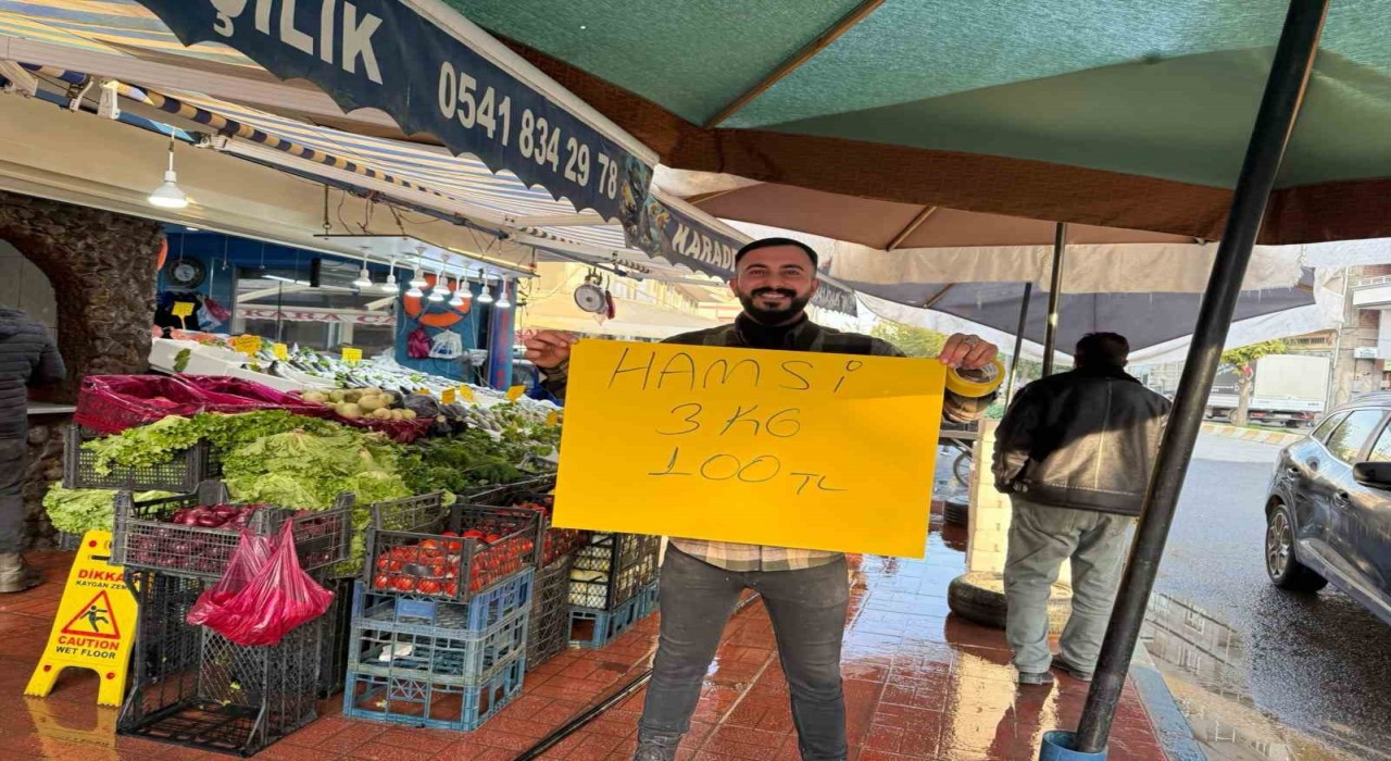 Iğdırda 3 kilogramı 100 lira olan hamsiye vatandaşlardan yoğun ilgi