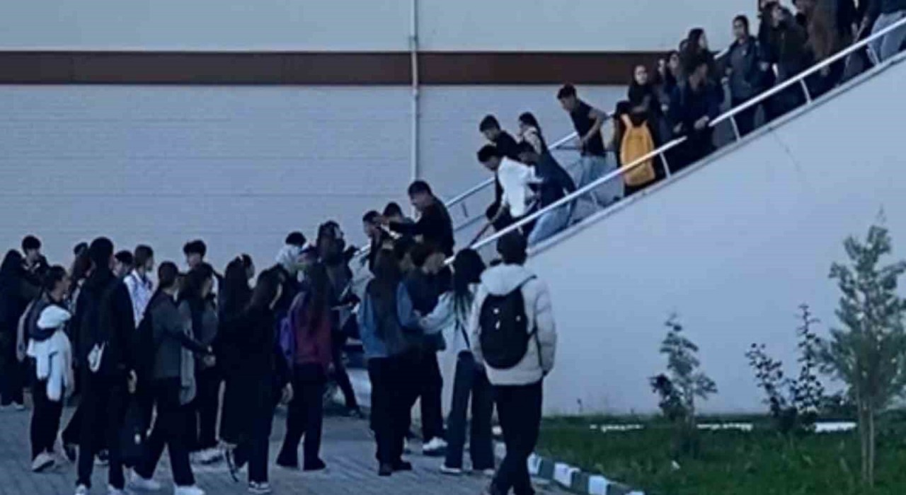 Iğdırda eli sopalı şahıslar okul bastı