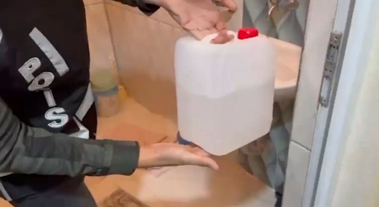 Iğdırda sahte alkol operasyonu: 85 litre sahte alkol ve ruhsatsız silah ele geçirildi