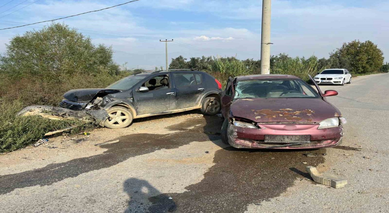 İki araç kafa kafaya çarpıştı: 2 yaralı