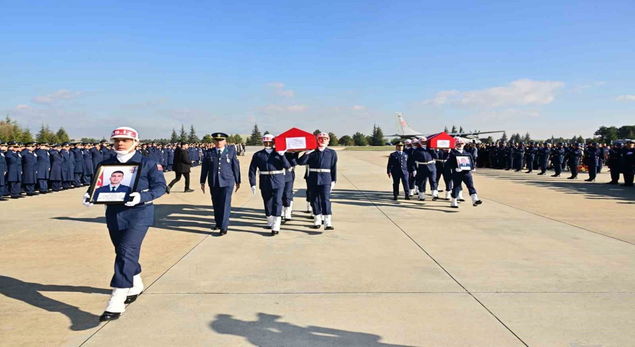 İki hava şehidi uçakla Eskişehire getirildi