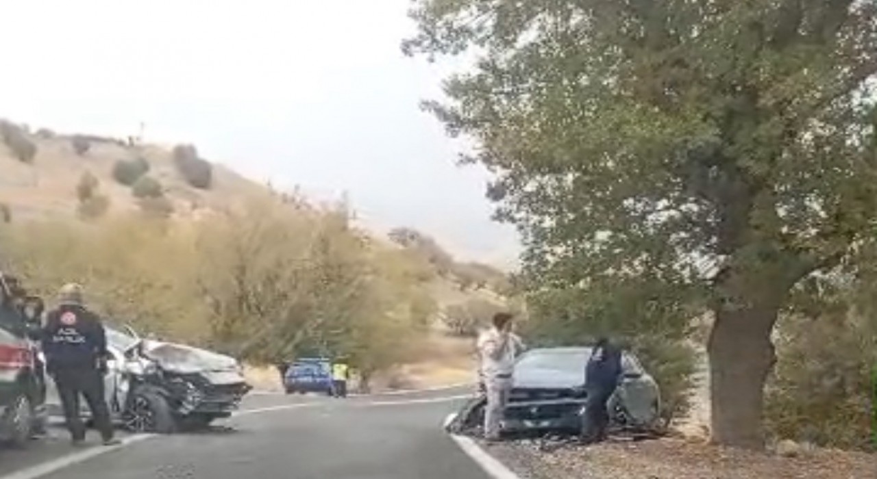 İki otomobil çarpıştı: 10 yaralı