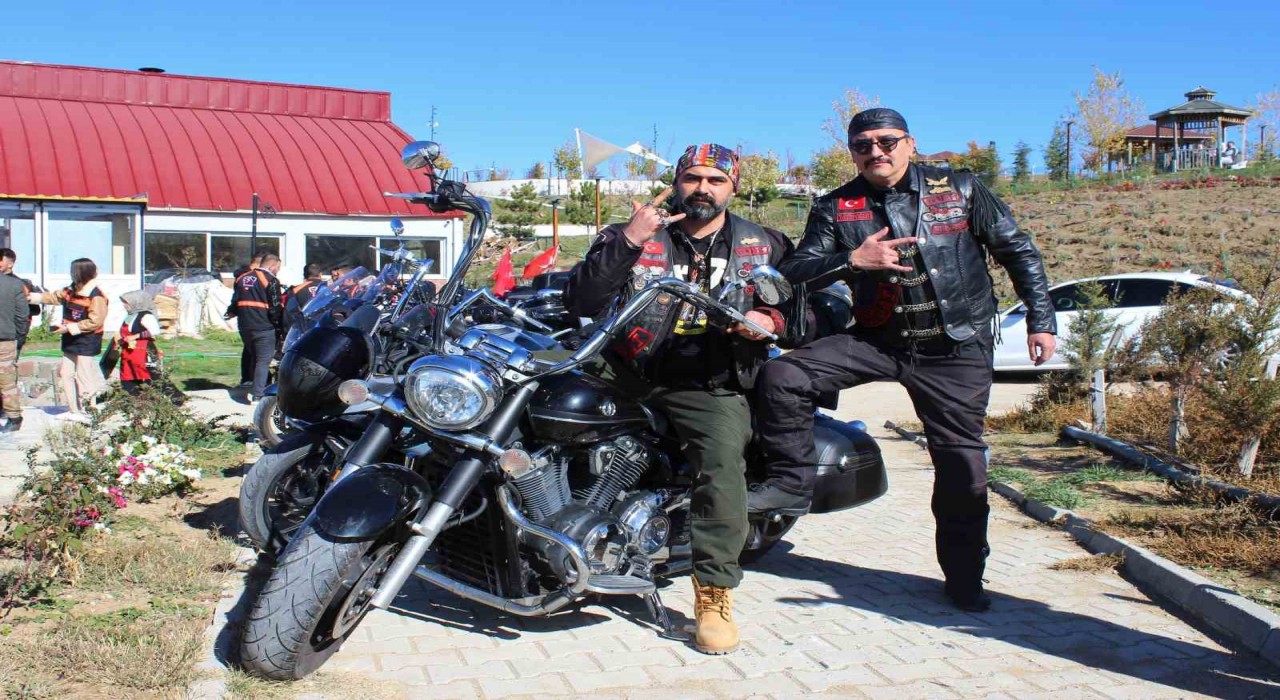 İki teker üzerinde yolculuk yapan motosiklet tutkunları, kentin farklı noktalarını tanıtıyor