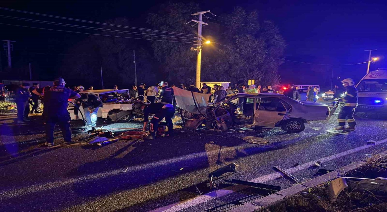 İki Tofaş araç kafa kafaya çarpıştı: 2si ağır 3 yaralı