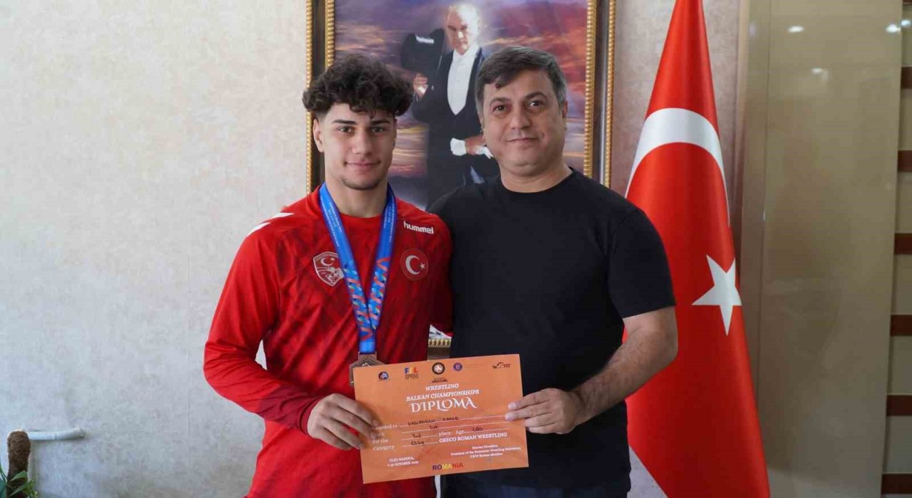İl Müdürü Yunus Öztürkten milli güreşçiye tebrik
