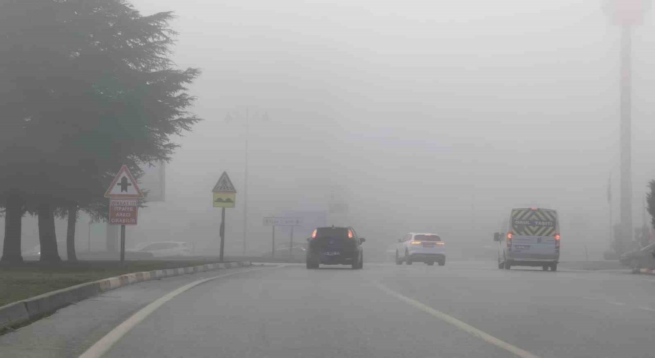 İnegölde etkili sis, görüş mesafesini 10 metreye düşürdü