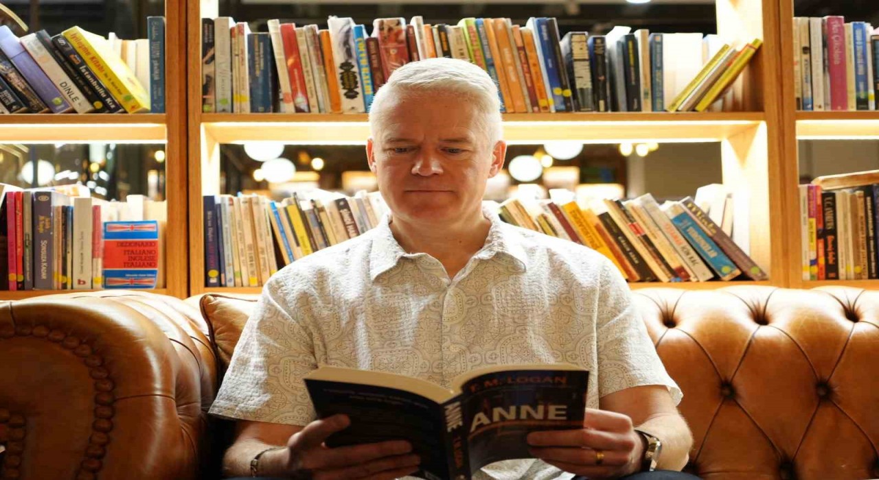 İngiliz yazar T.M. Logan, İstanbulda okuyucularıyla bir araya geldi
