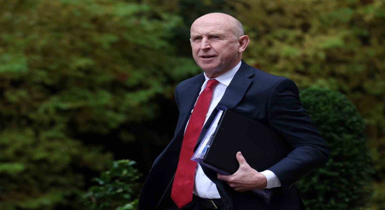 İngiltere Savunma Bakanı Healey: Rus casus gemisi, İngiltere sularının sınırında